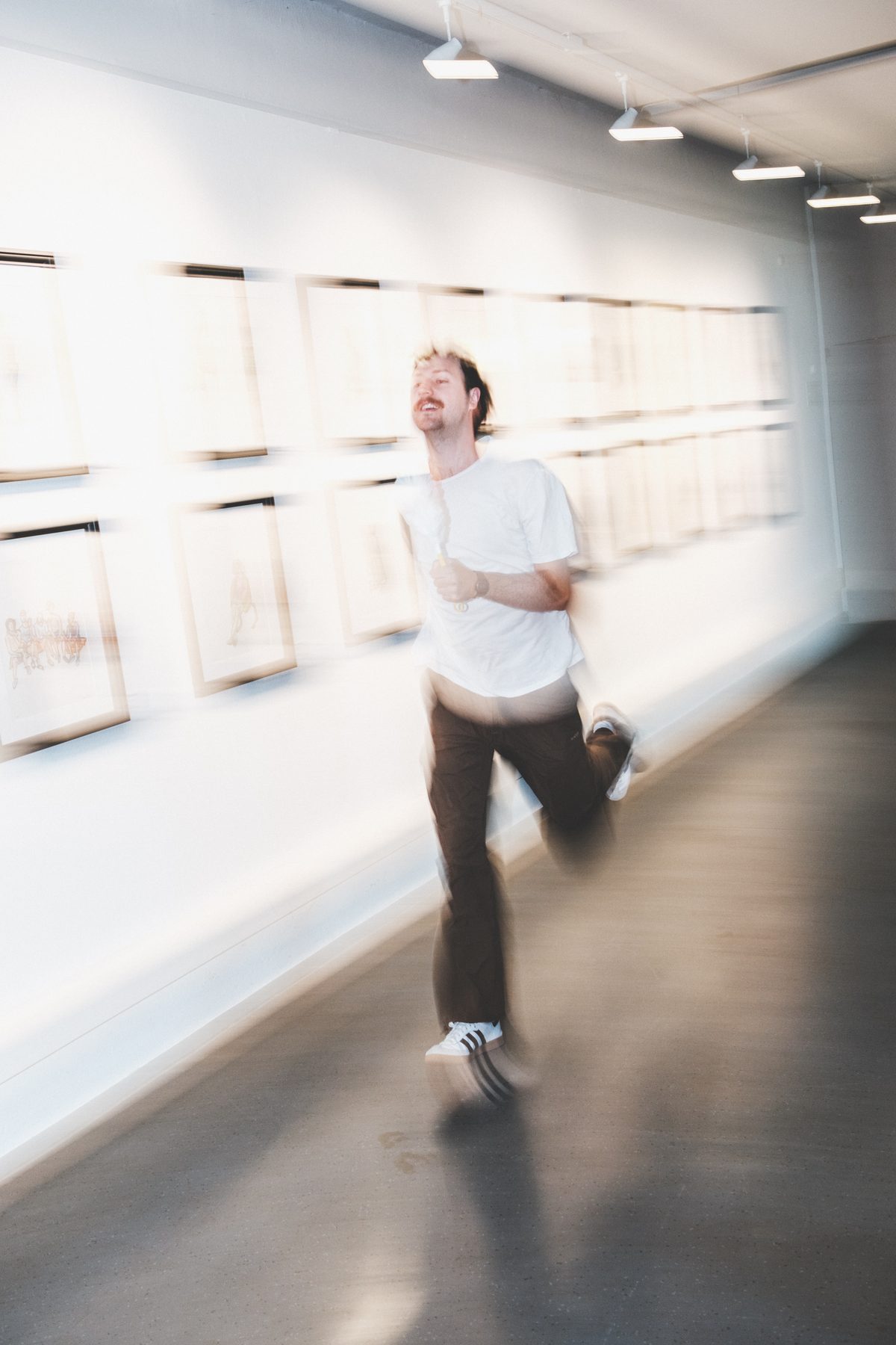 Lukas Bärmann läuft durch die Ausstellung